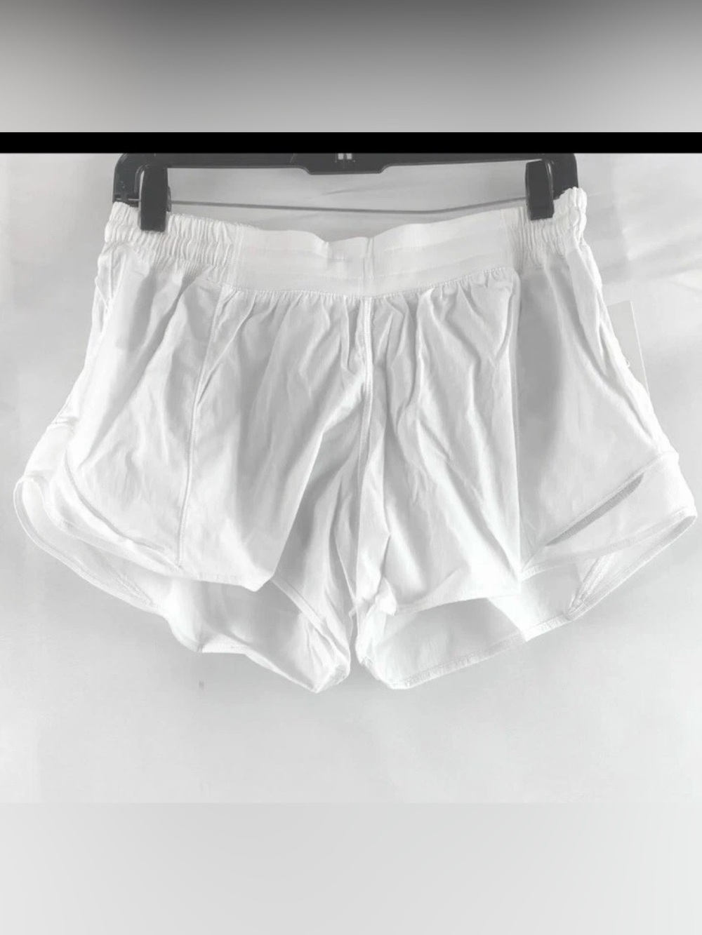 NWT LULULEMON SIZE 8 HOTTY HOT LOW RISE 4” L SHORT AUTHENTIC WHITE FULLY LINED